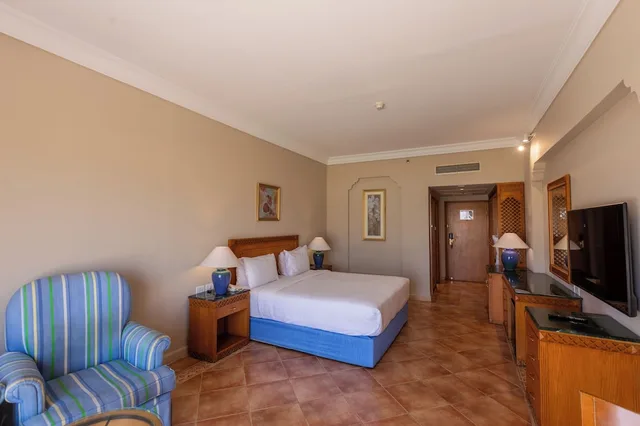 غرفة ديلوكس بسرير كينج بإطلالة على البحر، Old Palace Resort Sahl Hasheesh 2/4