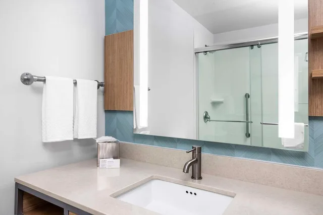 جناح بسرير كينج بغرفة نوم واحدة مع أريكة، Hilton Garden Inn West Palm Beach Airport 3/4