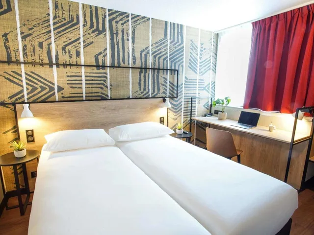 غرفة متصلة بسرير مزدوج وسريرين منفصلين، Kyriad Paris Nord Porte de Saint Ouen Formely Alliance Hotel Paris Porte de Saint Ouen 3/20