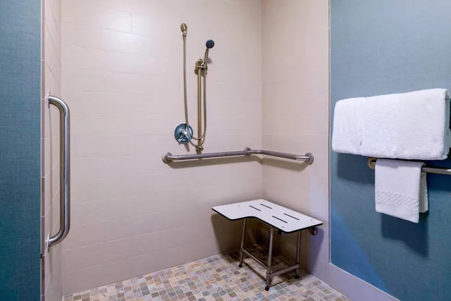 جناح بسرير كينج بغرفة نوم واحدة مع أريكة بحوض استحمام لذوي الإعاقة، Residence Inn Boston Framingham 5/7