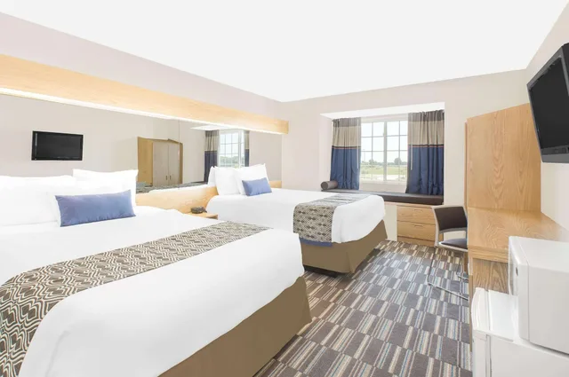 غرفة بسريرين كوين لذوي الإعاقة، Microtel Inn Suites Ames 1/1