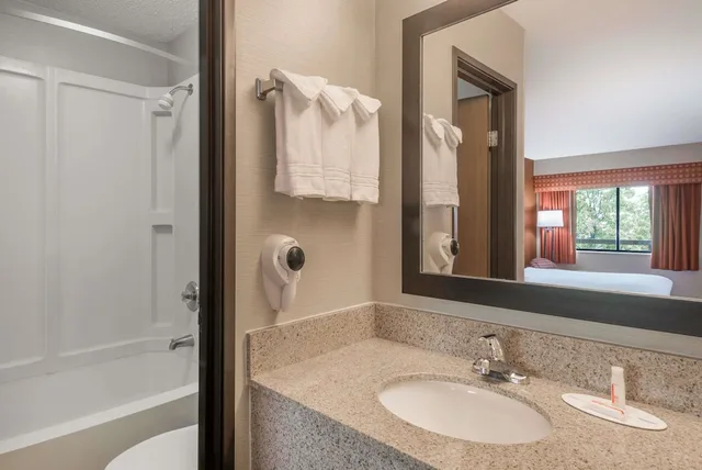 غرفة قياسية بسرير كينج، Days Inn by Wyndham Columbus Fairgrounds 5/5