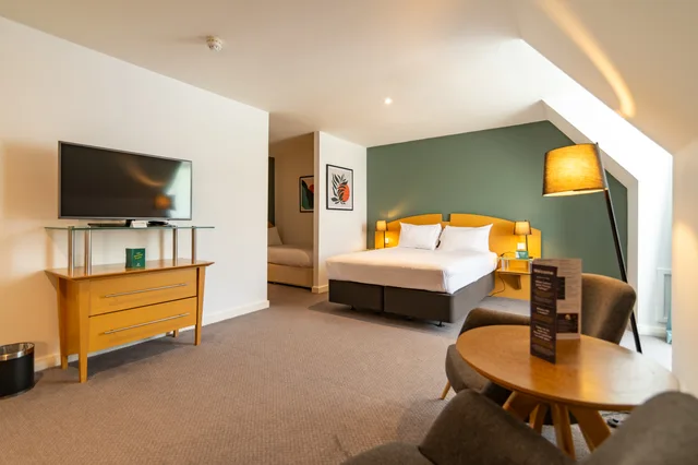 غرفة قياسية بسريرين منفصلين وسرير كينج، HOLIDAY INN ASHFORD NORTH 2/13