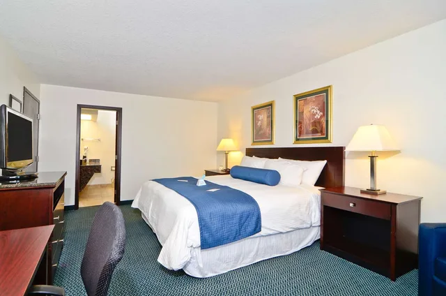 غرفة بسرير كينج بحوض استحمام لذوي الإعاقة، Best Western Gas City 2/8