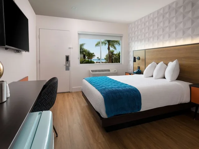 Retro, Style, Queen Bed, Side Ocean View، Motel6 Santa Barbara, CA - Beach 3/6