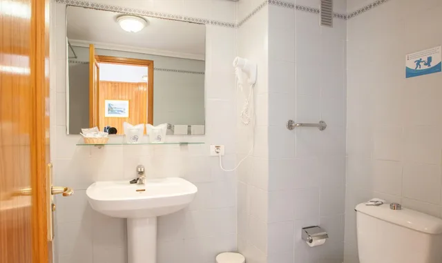 غرفة قياسية بسرير مزدوج أو سريرين منفصلين بإطلالة على البحر، BLUESEA Lagos de Cesar 4/4