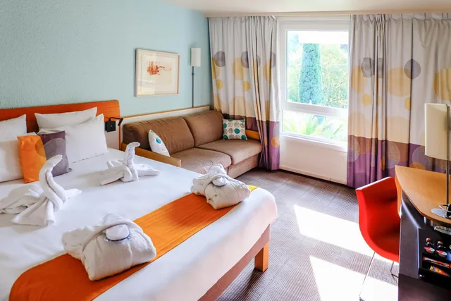 Classic, Queen Bed, Sofa, Novotel Marseille Est 2/7