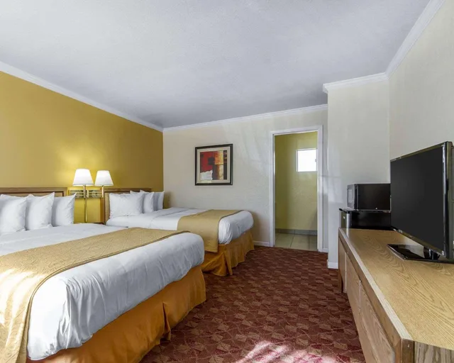 Upgrade, 2 Queen Beds، Quality Inn Ukiah, CA 4/8