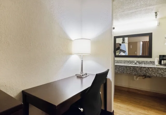 غرفة ديلوكس بسرير كوين للمدخنين، Red Roof Inn Oklahoma Airport - I-40 W/Fairgrounds 4/5