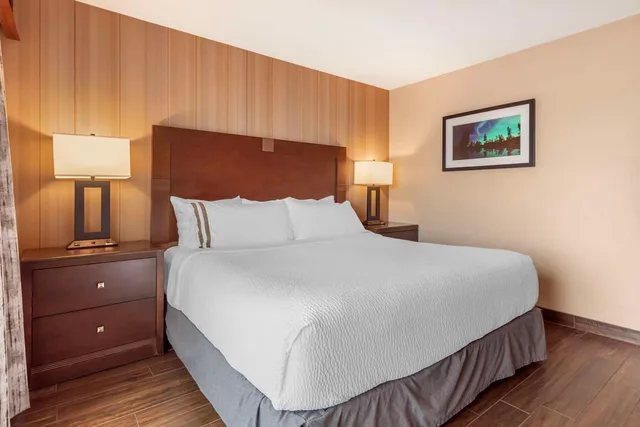 غرفة بسرير كينج بشرفة يُسمح فيها بالحيوانات الأليفة لذوي الإعاقة، Best Western Plus Superior Inn 1/2