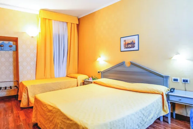 غرفة رباعية بسرير مزدوج وسريرين منفصلين بإطلالة على القناة، Tintoretto Hotel 1/5