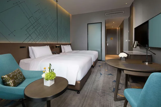 غرفة ديلوكس بسريرين منفصلين بإطلالة على البحر بشرفة، DoubleTree by Hilton Qingdao Oriental Movie Metropolis 4/6