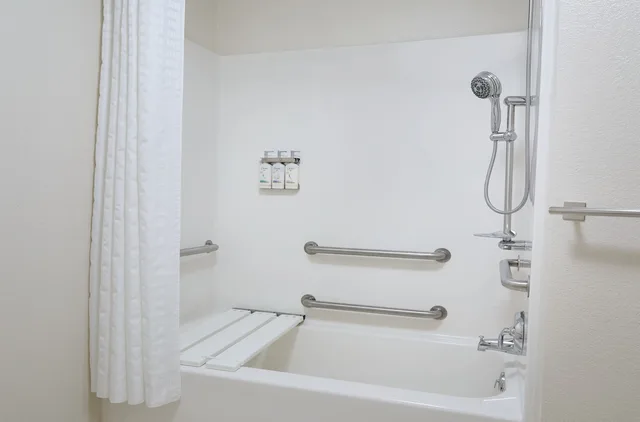 جناح بسرير كوين بحوض استحمام لذوي الإعاقة، Candlewood Suites Milwaukee Airport-Oak Creek 7/7