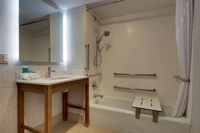 جناح لذوي الإعاقة، Holiday Inn Express Suites Wapakoneta 1/1