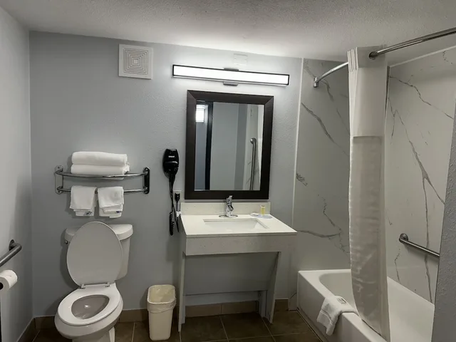 غرفة بسرير كينج بحوض استحمام لذوي الإعاقة، Super 8 by Wyndham Alexandria LA 3/3