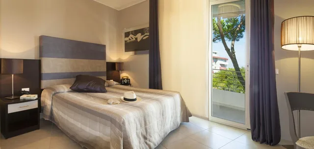 Standard, Double or Twin Bed, Square View، Hotel Mariver 3/7
