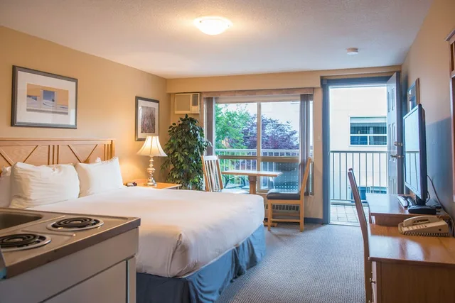 استوديو بسرير كينج بإطلالة على المسبح بمطبخ صغير، Hilltop Inn Salmon Arm 1/3