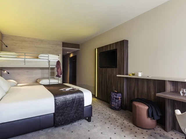 غرفة عائلية بسرير مزدوج وسريرين منفصلين، Mercure Blankenberge Station 5/8