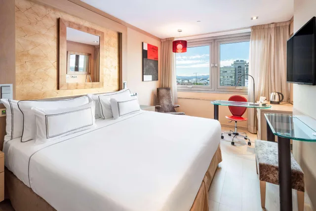 غرفة بريميوم بإطلالة، Melia Madrid Princesa Hotel 1/10