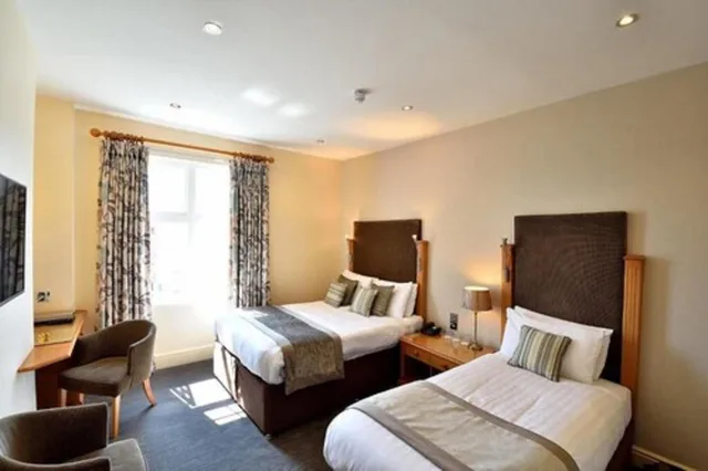 غرفة كومفورت ثلاثية بسرير مزدوج وسرير فردي، Queens Court Hotel 2/3