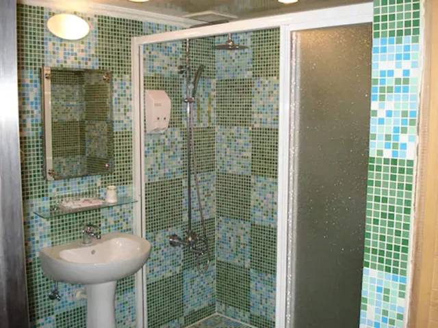 Economy, Double Bed, No Window، Attic Hotel 4/8