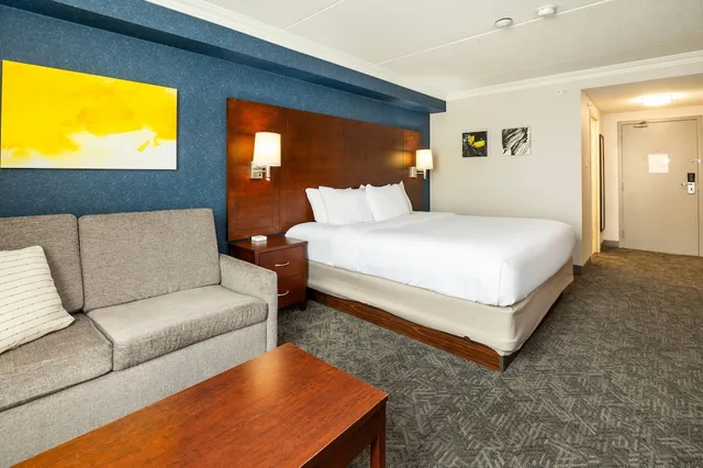 غرفة مع أريكة، Comfort Inn and Conference Centre Toronto Airport 1/3