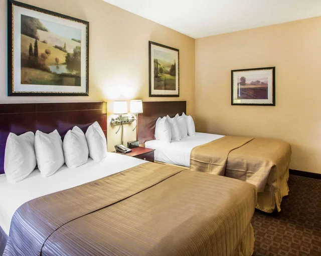 جناح بسريرين كوين، Quality Inn & Suites Peoria 2/3