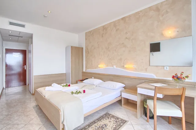 غرفة قياسية بسرير مزدوج أو سريرين منفصلين بإطلالة على البحر بشرفة، Hotel Mimosa - Lido Palace 7/10