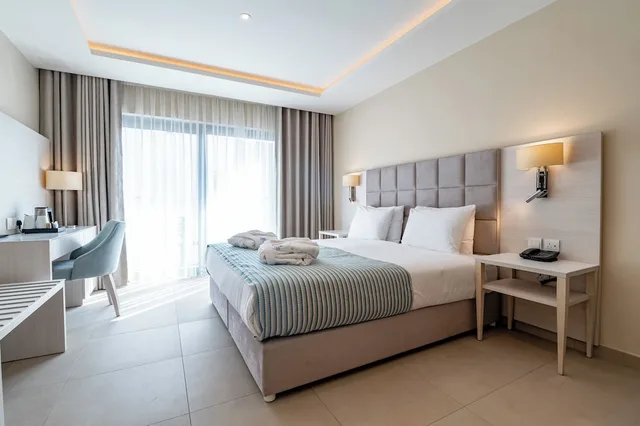 جناح جونيور بسريرين منفصلين بشرفة مع أريكة، Maritim Antonine Hotel and Spa Malta 5/8