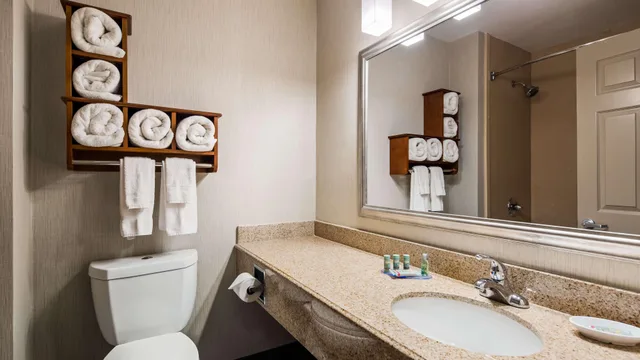 غرفة رباعية بسريرين كوين، Best Western Cooperstown Inn & Suites 6/6