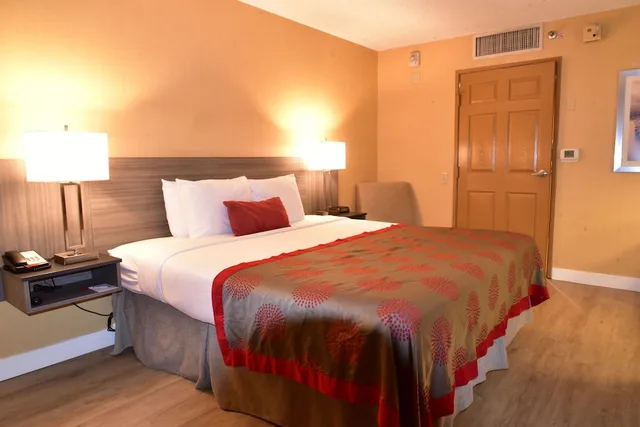 Room, King Bed, Bay View, High Floor, Ramada by Wyndham San Diego National City 5/6
