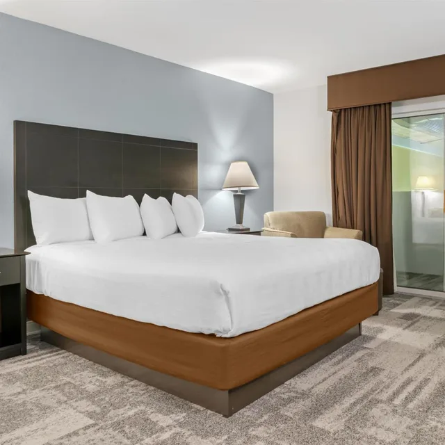 جناح بسرير كينج بشرفة مع أريكة، Best Western Lakewinds 1/8