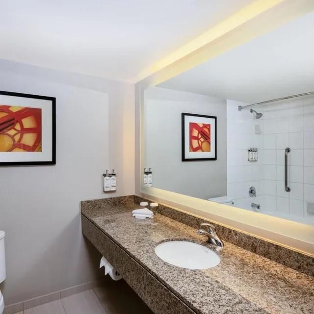 غرفة قياسية بسرير كينج وسرير كوين، Holiday Inn Vancouver Airport Richmond 3/4