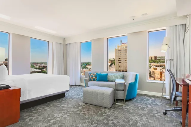 غرفة بسرير كينج بإطلالة على المدينة مع أريكة، Courtyard By Marriott Amarillo Downtown 1/1