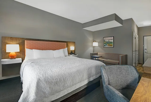 غرفة بسرير كينج مع أريكة، Hampton Inn Keokukia 1/5
