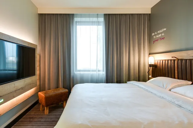 Moxy Sleeper, Queen Bed، Moxy Katowice Airport 2/3
