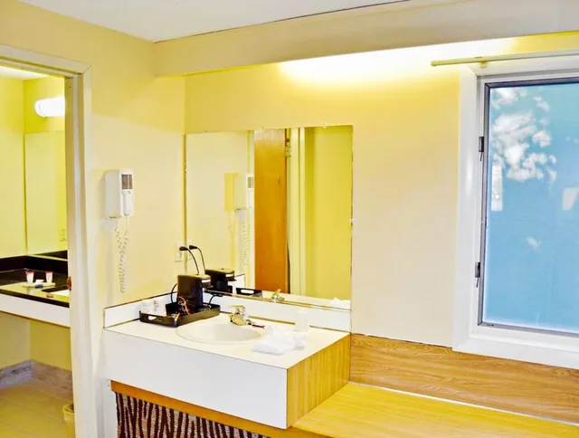 غرفة ديلوكس بسرير كينج، Flagship Inn And Suites 2/3