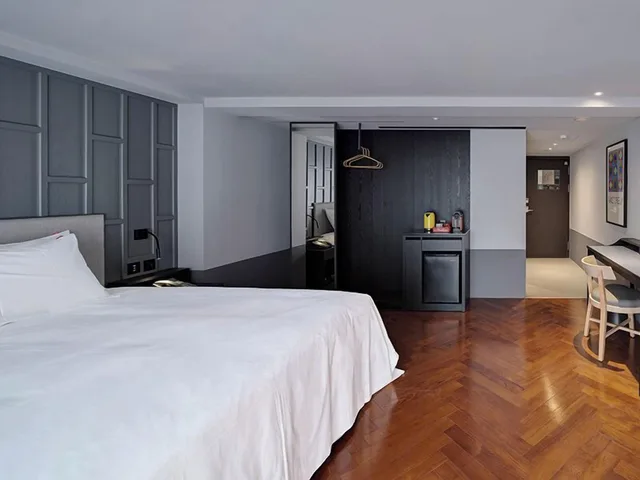 غرفة سوبيريور بسرير كينج، RedDot Hotel 1/5
