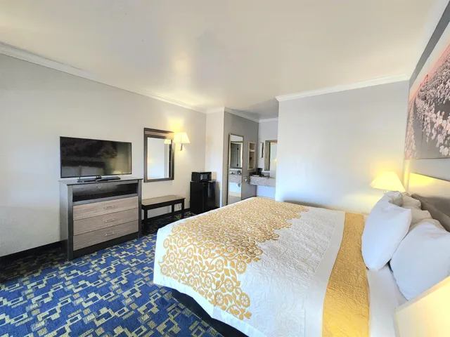 غرفة بسرير كينج للمدخنين، Days Inn By Wyndham Robstown 3/4