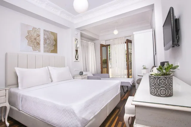غرفة بإطلالة على البحر بشرفة، Ascot Hotel 1/1