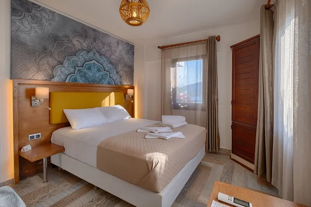 غرفة كومفورت بسرير كوين مع أريكة، Les Terrasses Selimiye Hotel 1/10