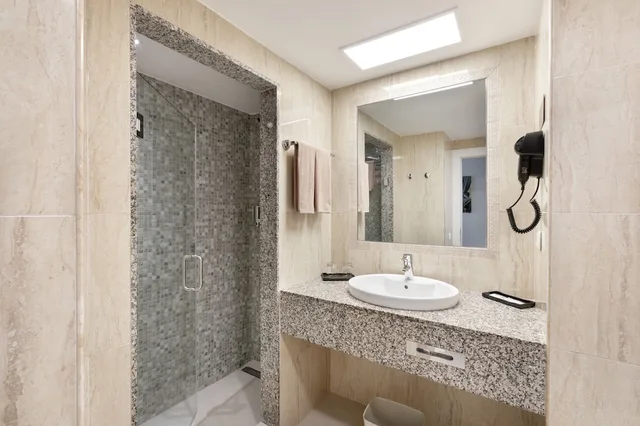 غرفة غراند بسرير مزدوج بشرفة، Riu Paraiso Lanzarote 3/3
