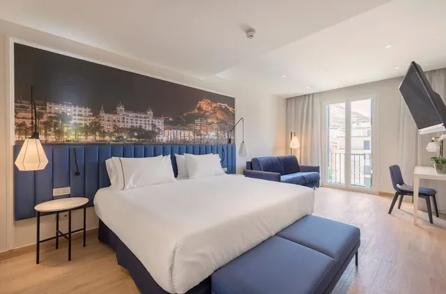 غرفة ديلوكس ثلاثية بسرير مزدوج مع أريكة، Eurostars Mediterranea Plaza 1/10