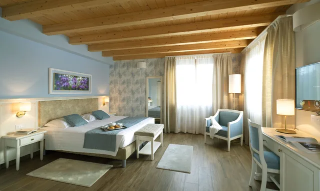غرفة سوبيريور بسريرين منفصلين مع أريكة، Borgo Romantico Relais 1/3