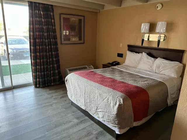 Room, King Bed, Howard Johnson 3/9