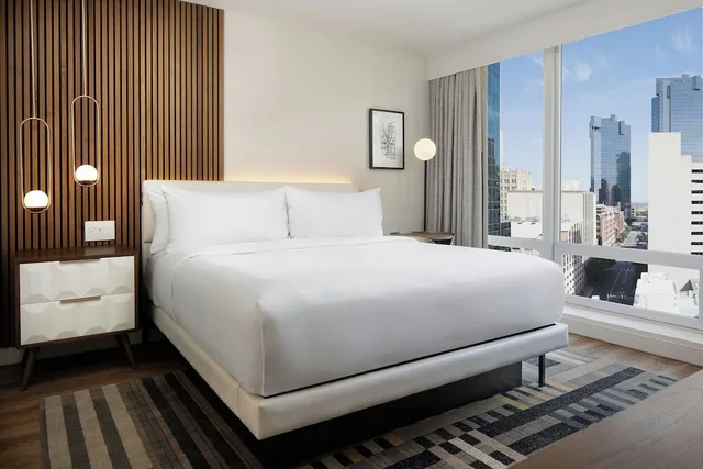 جناح جونيور بسرير مزدوج بإطلالة على المسبح بغرفة نوم واحدة، Le Meridien Fort Worth Downtown 1/2