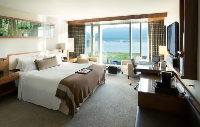Signature, King Bed, Harbour and Mountain View، Fairmont Pacific Rim 1/2