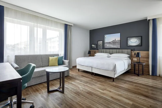 جناح جونيور بسرير كينج مع دخول صالة النادي، Basel Marriott Hotel 4/8