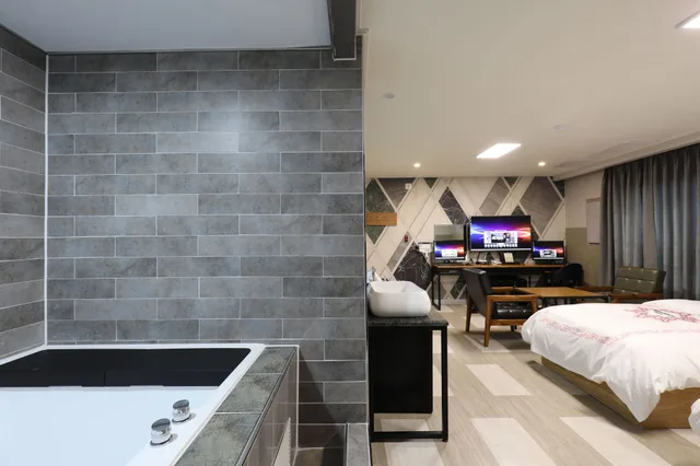 Vip, 1 Double and 1 Single Bed، Hotel Mondavi 4/4