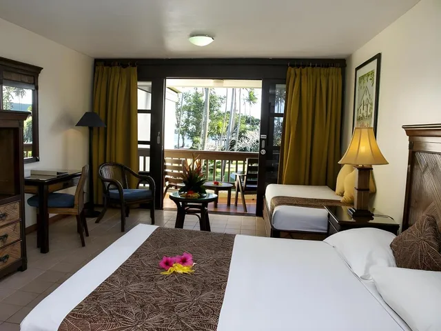 غرفة بسرير كوين وسريرين مزدوجين وسرير كوين بإطلالة على الحديقة، The Naviti Resort 4/5